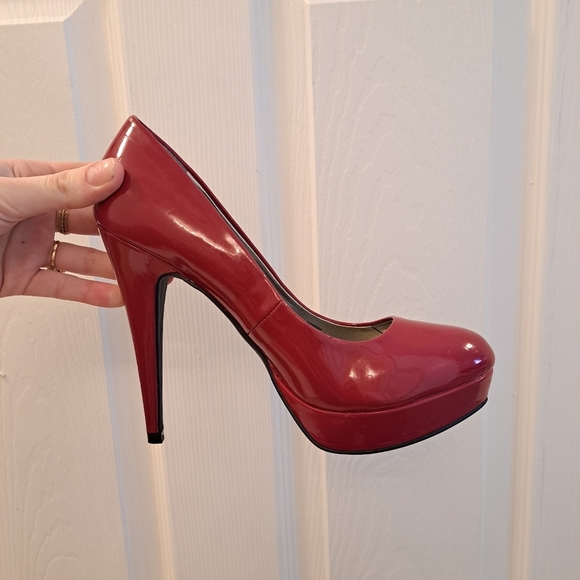 Guess Cherry Red Patent Leather Sexy Feminine Romantic High Heel Stilettos Sz 8M - Picture 4 of 8